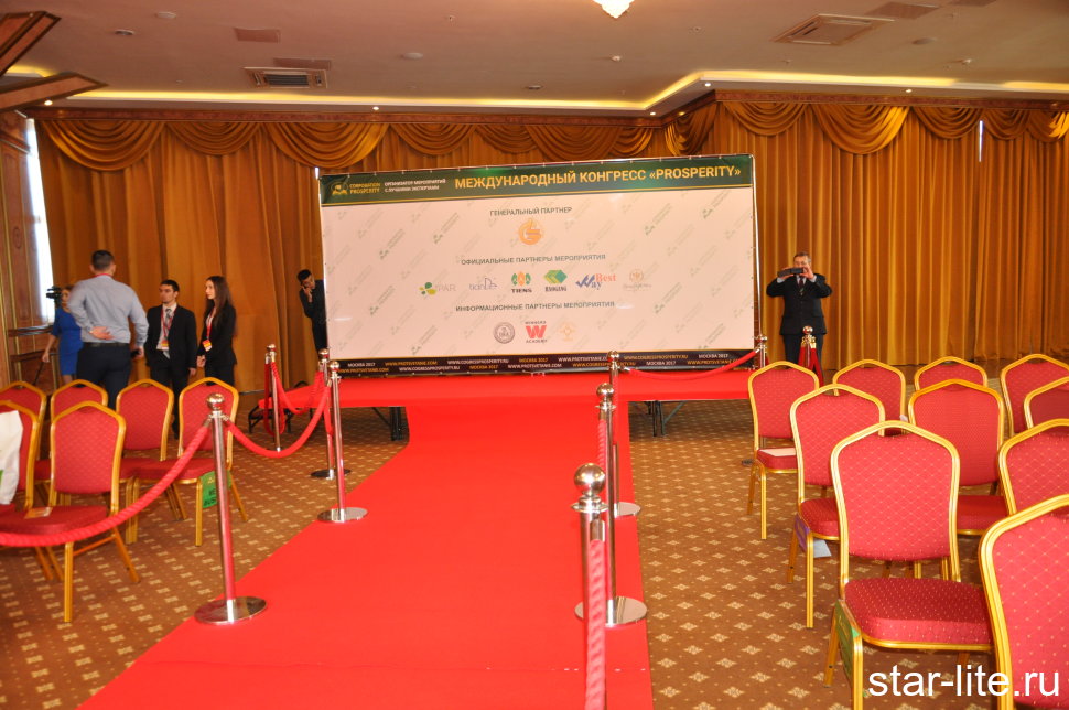 Выставочный ковролин красный 