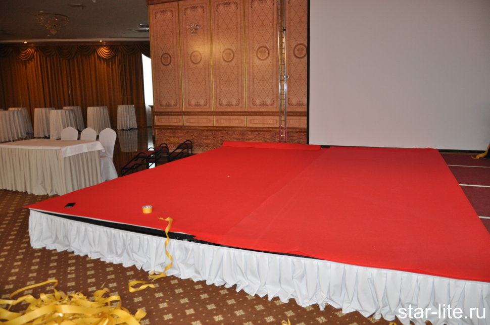 Выставочный ковролин красный 