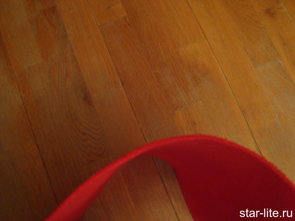 Выставочный ковролин красный 