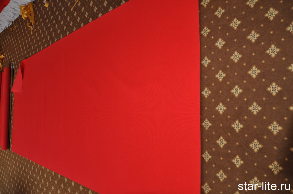 Выставочный ковролин красный 