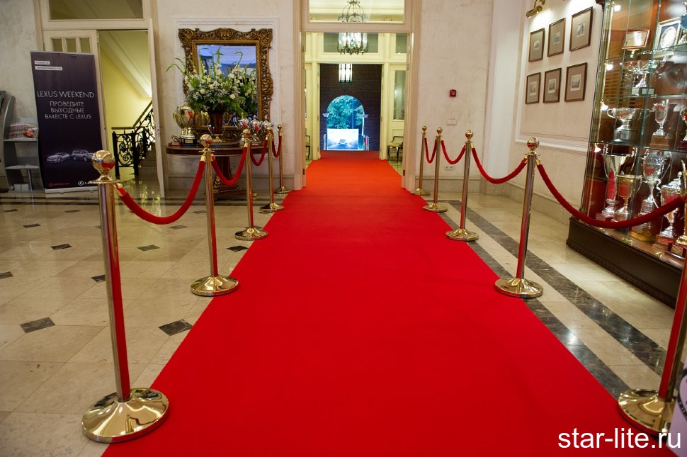 Выставочный ковролин красный 