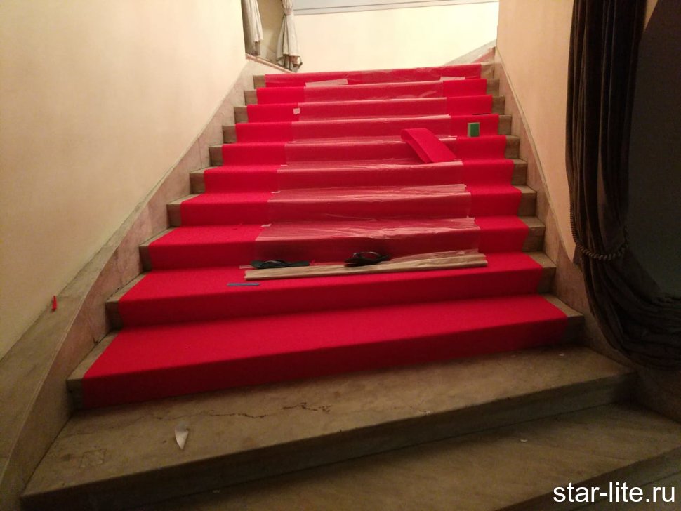 Выставочный ковролин красный 