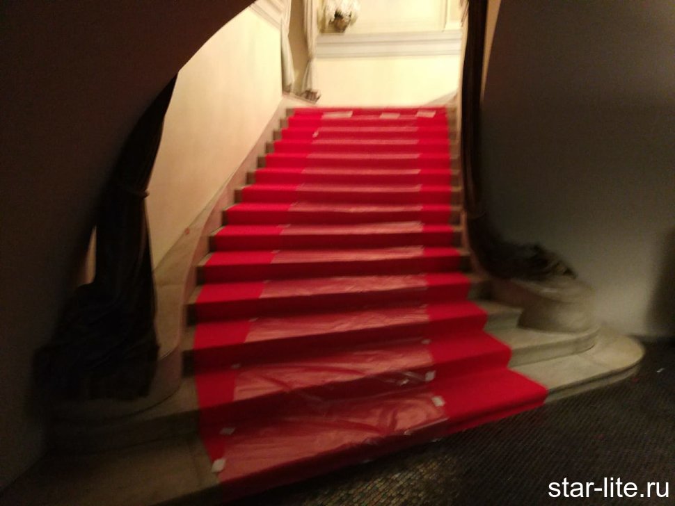 Выставочный ковролин красный 